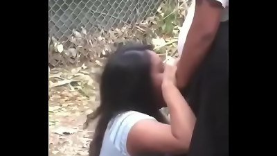 Mamada al aire libre, mi amiga paga apuesta, la chupa bien rico mira la parte 2 aqu&iacute; http://bit.ly/3qiO7Fy