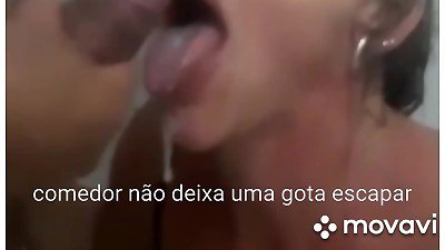 Macho mostra para o corno como tratar a esposa como puta: ele enterra com for&ccedil;a, pega pelos cabelos e depois coloca a cuckold para beber toda sua porra para o corno manso filmar