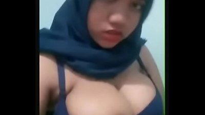 Indonesian woman hijab show